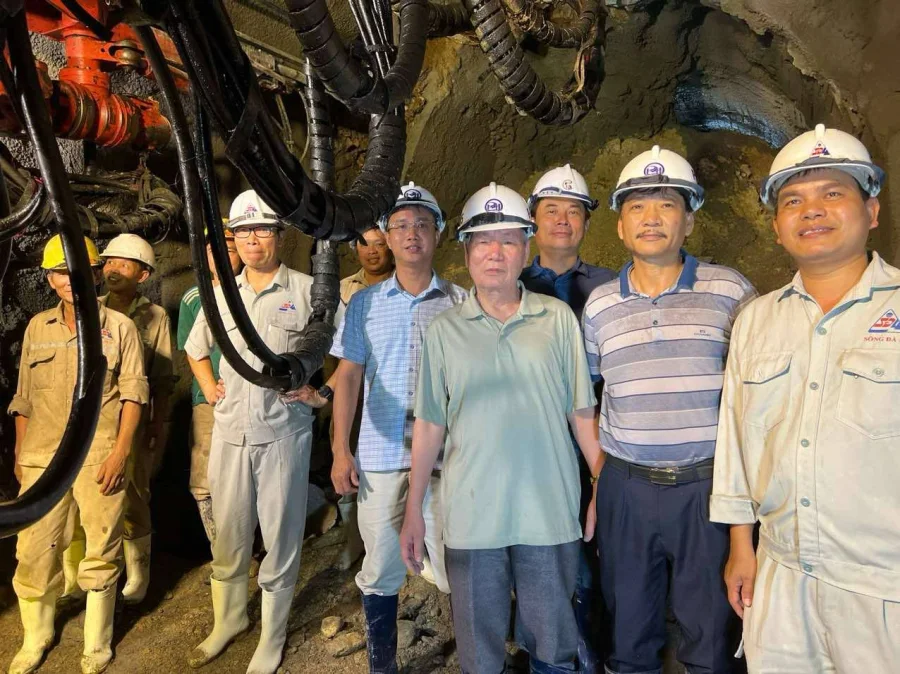 4. Lãnh đạo BQL dự án 85-Bộ GTVT và Hội đồng nghiệm thu Nhà nước cùng CBCNV Sông Đà 10 trong hiện trường sự cố hầm Bãi Gió