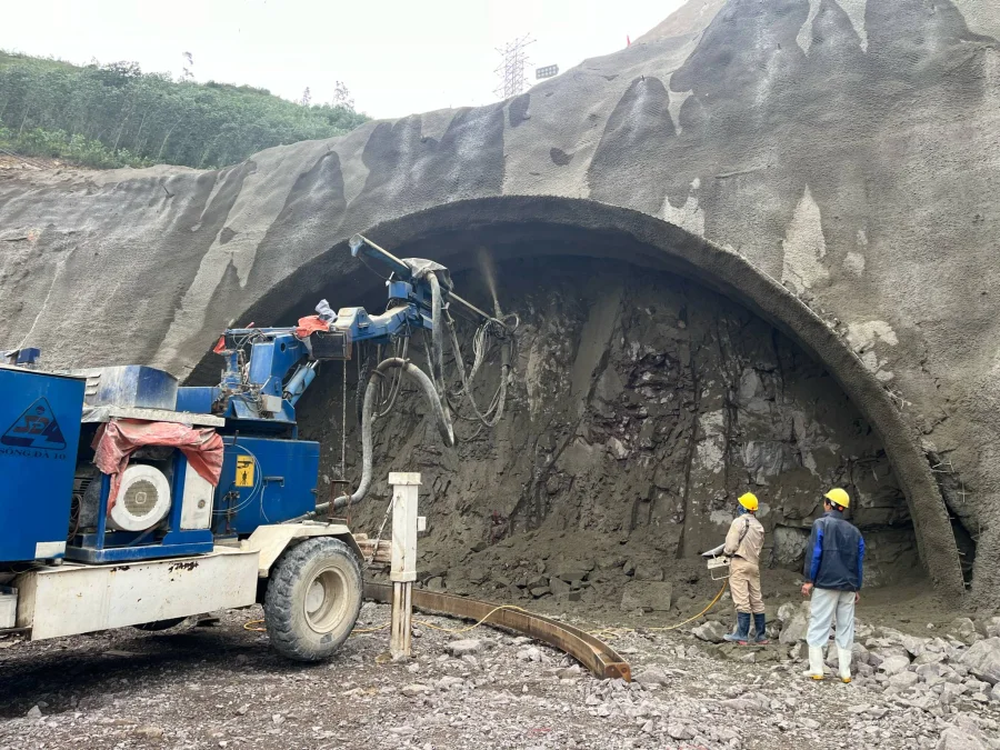 2. Công ty CP Sông Đà 10 mở cửa hầm Sơn Triệu