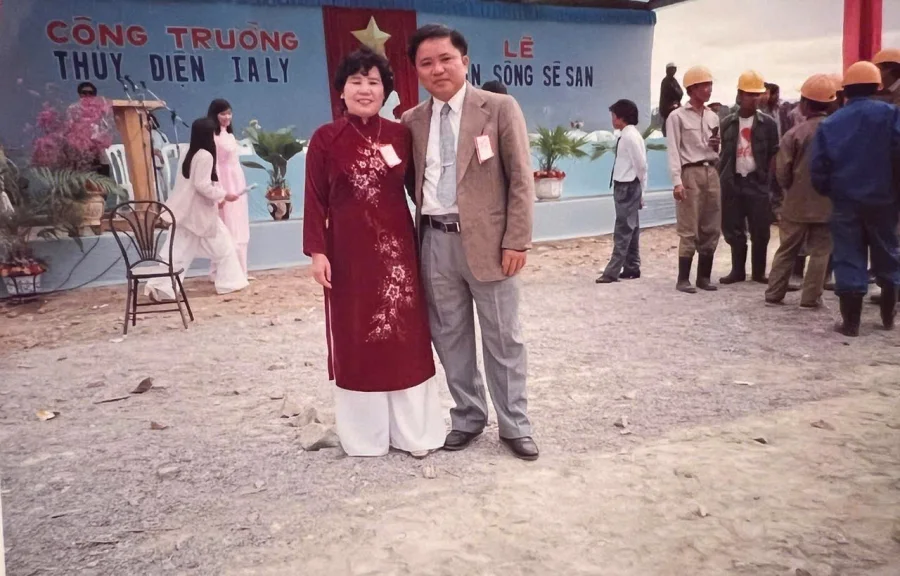 Cha và Mẹ cô gái trong Lễ ngăn sông Sê San xây dựng thủy điện Ialy.