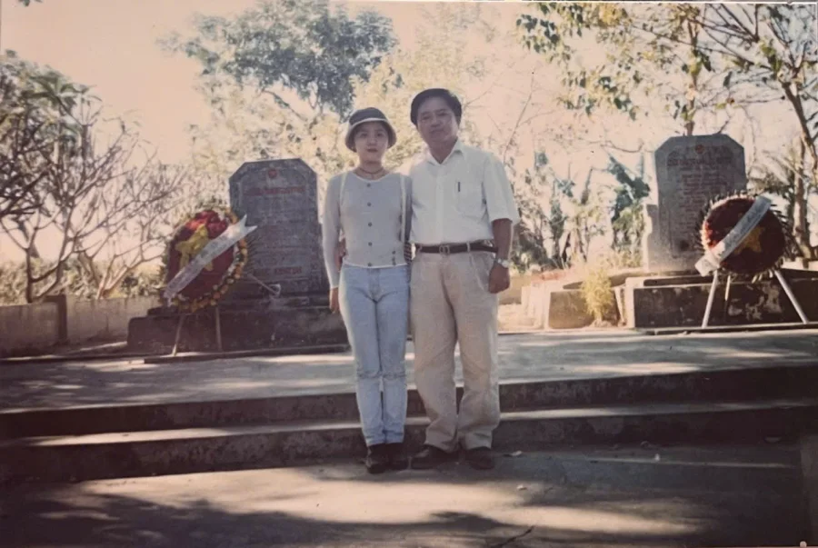 Cô gái vào thăm Cha trong dịp Tết và viếng nghĩa trang Liệt sĩ tại địa phương khi đang là sinh viên.