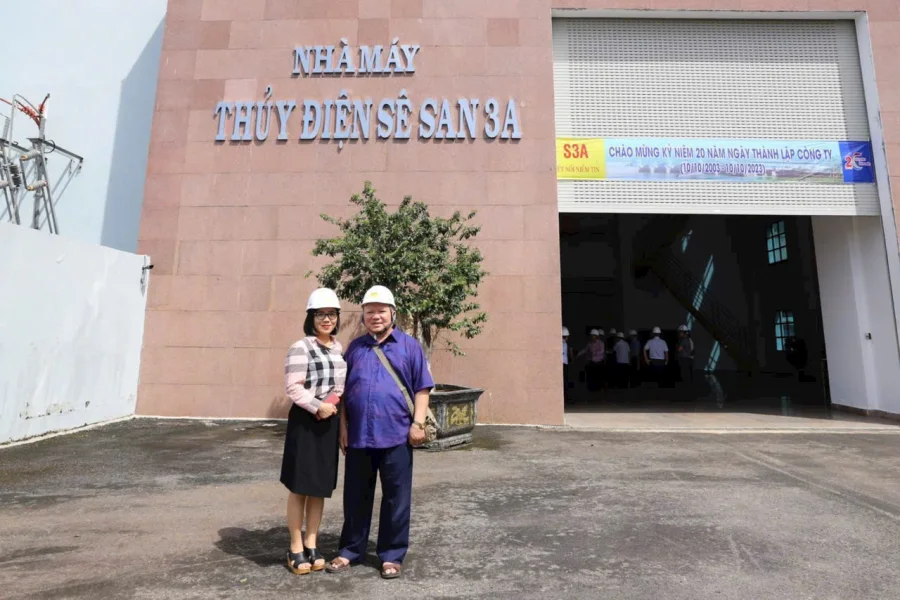 Người con gái đưa cha vào thăm nhà máy Sê San 3A.