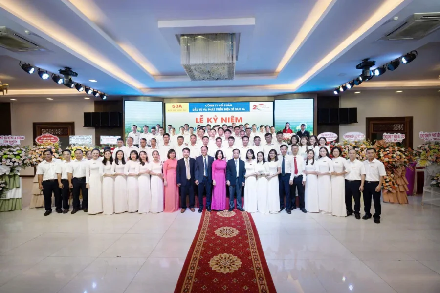 Toàn bộ người lao động Sê San 3A chụp ảnh với các Lãnh đạo cổ đông tại lễ kỷ niệm 20 năm.