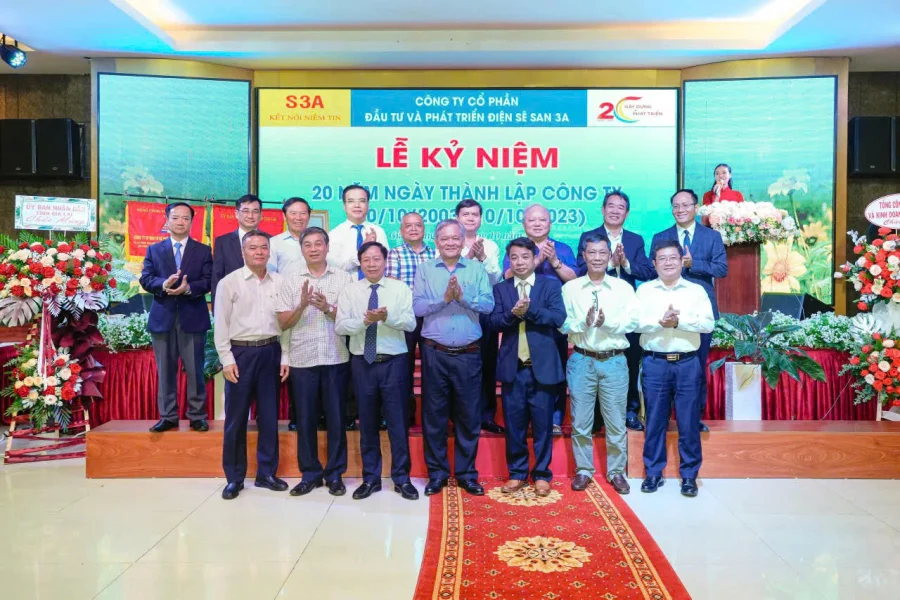 Các Lãnh đạo tỉnh Gia Lai, SCIC, Tổng Công ty Sông Đà, GENCO3 chụp ảnh lưu niệm với các Lãnh đạo Công ty S3A qua các thời kỳ.