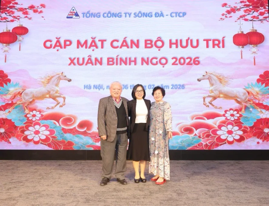 Con gái cùng Cha & Mẹ tại buổi gặp mặt cán bộ hưu trí tại Tổng công ty Sông Đà.