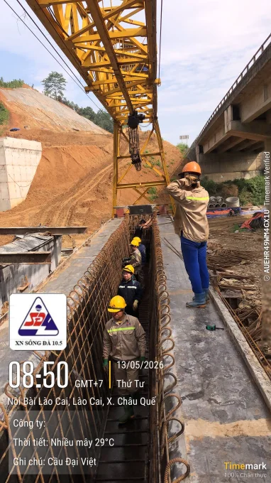 3. Công nhân Công ty CP Sông Đà 10 đúc dầm cầu Đại Việt trên Dự án mở rộng cao tốc Nội Bài - Lào Cai