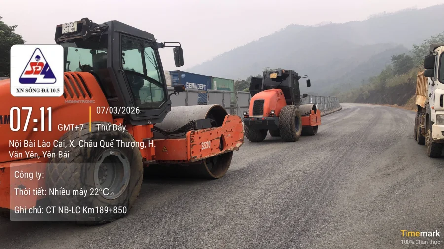 5. Công ty CP Sông Đà 10 thi công đường trên Dự án mở rộng cao tốc Nội Bài - Lao Cai