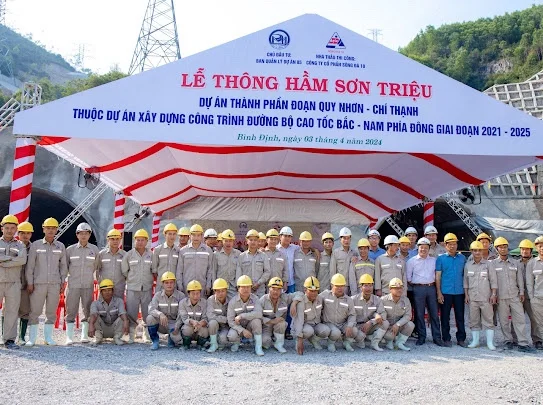 Ảnh 1. Những gương mặt tự hào trong ngày lễ thông hầm Sơn Triệu