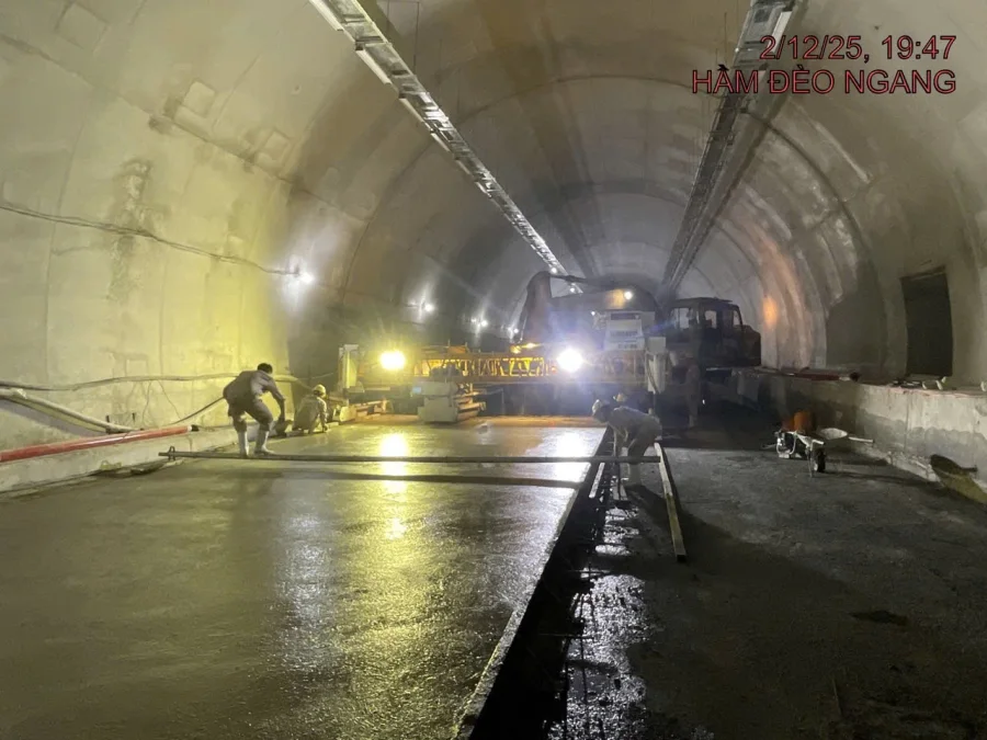 Ảnh 3. Mặc dù ánh sáng lập loè trong hầm nhưng người thợ vẫn miệt mài làm việc