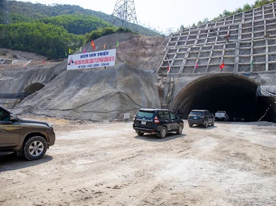 Ảnh 2. Thông Hầm - Vỡ oà cảm xúc