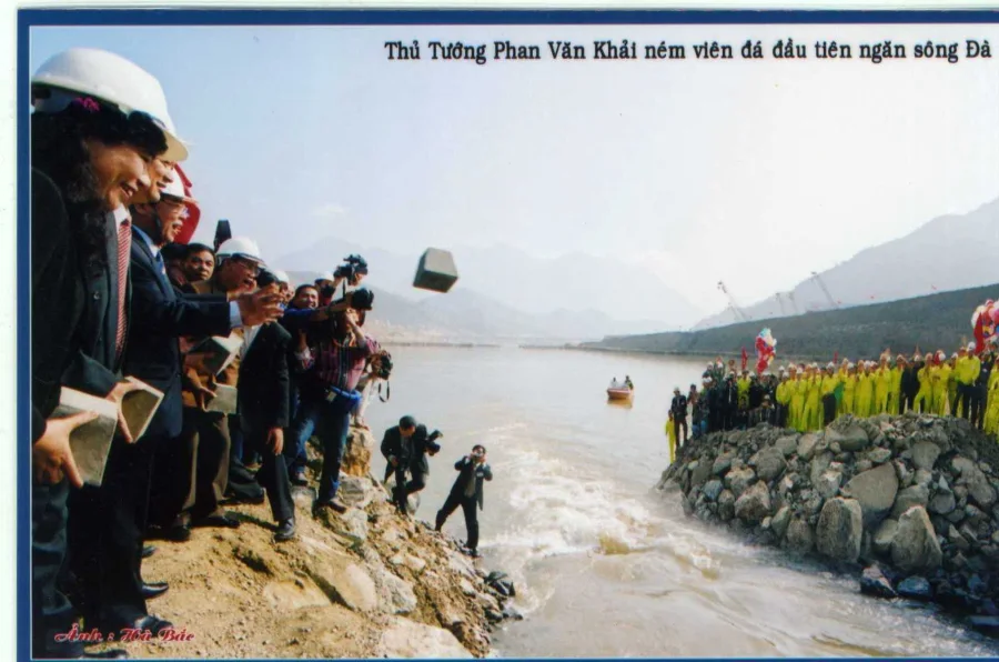 19 Thủ tướng Phan Văn Khải nem cuc be tong tuong trung chan dong Song Da tren cong truong XD nhà máy thủy điện Sơn La ngay 2.12.2005