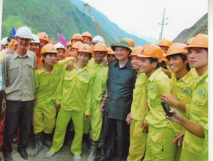 23 Thủ tướng Chính phủ Nguyễn Tấn Dũng trò chuyện thân mật với những người thợ Sông Đà trên công trình XDTĐ Nam Chien nam 2009