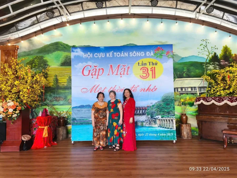 Mẹ tôi - Nhân viên kế toán Công ty xây dựng dân dụng Sông Đà tại thủy điện Hòa Bình