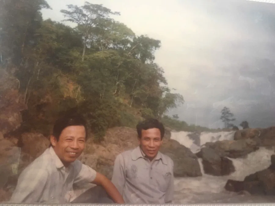 Đ/c: Vũ Tuấn Hùng (bên trái) - Nguyên Giám đốc Công ty Sông Đà 4 tại Thác Ialy năm 1991