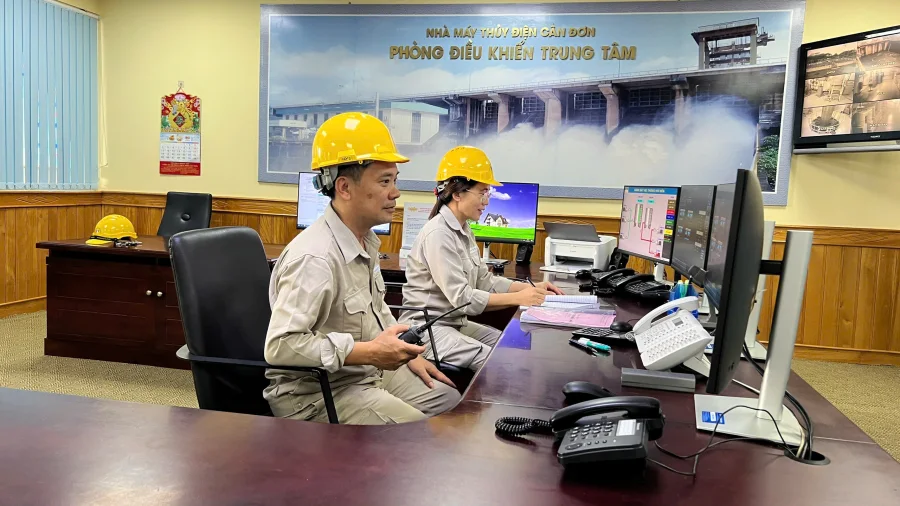 Ca trực của 2 vợ chồng tại nhà máy TĐ Cần Đơn