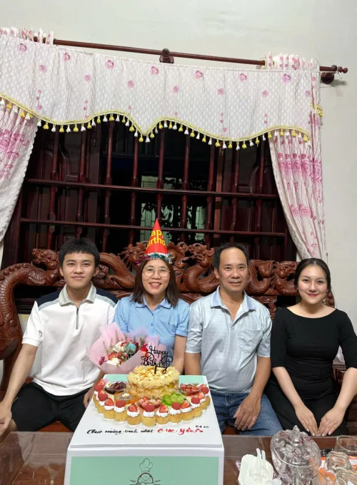 Phút sum vầy của gia đình có hai thế hệ đang làm việc tại TĐ Cần Đơn