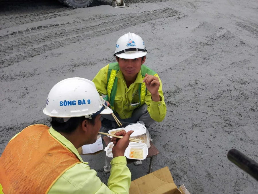 8.BỮA CƠM GIỮA CA THI CÔNG