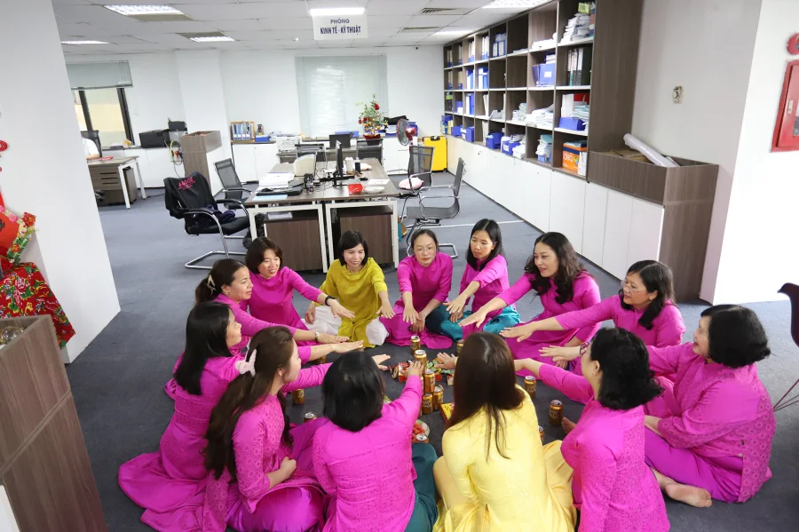 2.Nét đẹp đoàn kết nơi công sở