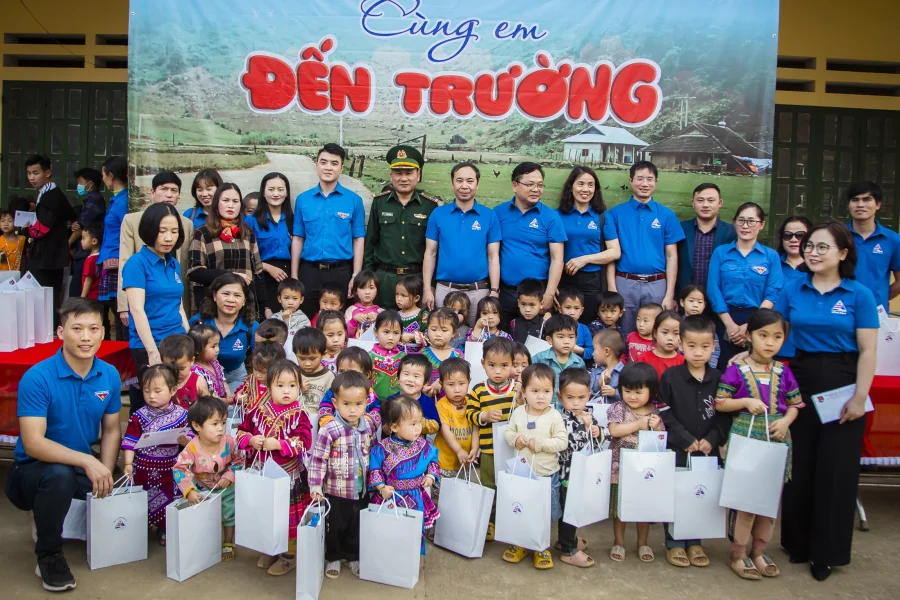5.“Cùng em đến trường”
