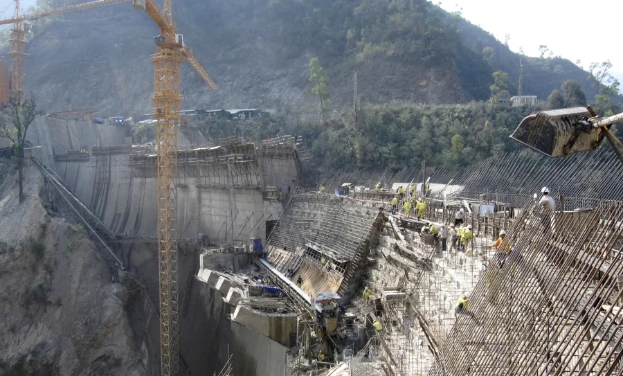 Ảnh 1. Khởi nguồn giữa đại ngàn (Thi công Đập Vòm cao 135m - Thủy điện Nậm Chiến)