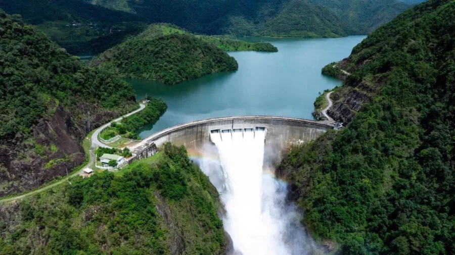 Ảnh 5. Khải hoàn ca giữa núi rừng Tây Bắc (Đập Vòm - Thủy điện Nậm Chiến)
